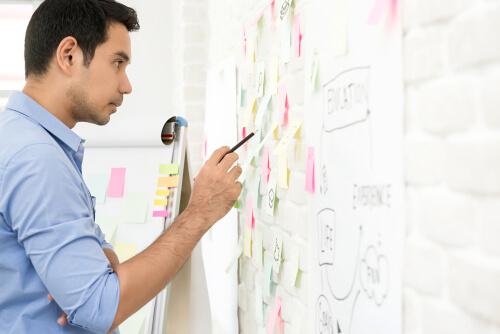 Homem planejando projeto no trabalho