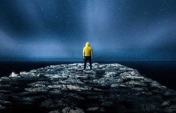 Homem observando céu noturno