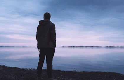 Homem observando paisagem