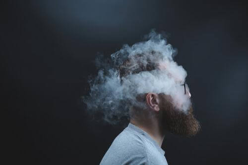Homem rodeado de fumaça