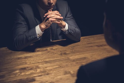 Interrogando um criminoso