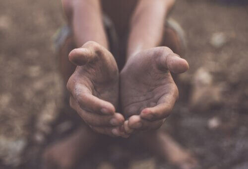 Mãos abertas representando a personalidade INFP