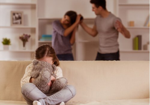 Filha presenciando agressão da mãe