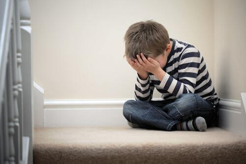Criança enfrentando frustração