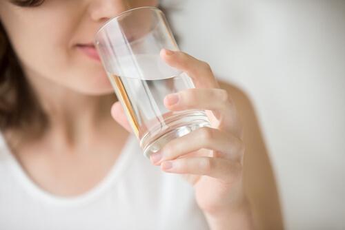 Mulher tomando copo de água