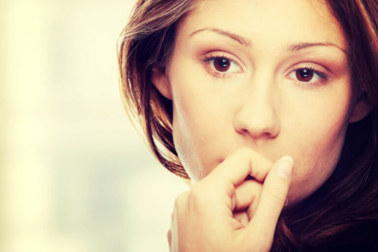 Mulher pensando em ser mãe