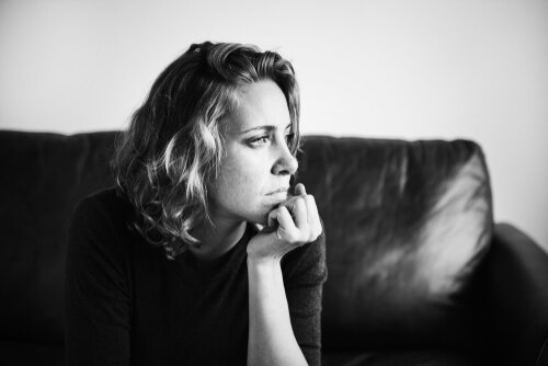 Mulher pensativa e preocupada