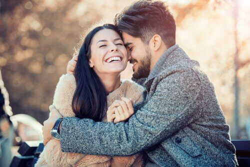 Casal feliz se abraçando e rindo
