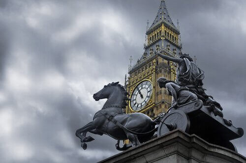 Escultura diante do Big Ben