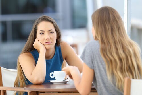 Mulher conversando com sua amiga