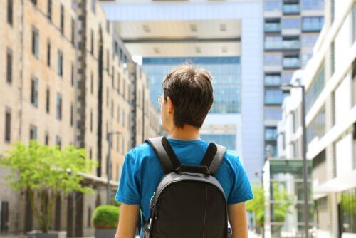 Homem com mochila em outro país