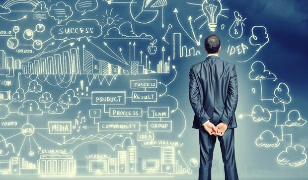 Homem transformando suas ideias em realidade