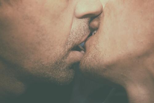 Homens se beijando