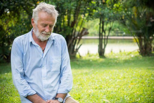 Idoso parecendo triste