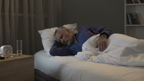 Homem mais velho dormindo