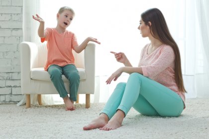 Mãe e filho conversando