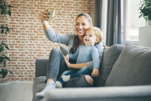 Mãe tirando selfie com o filho