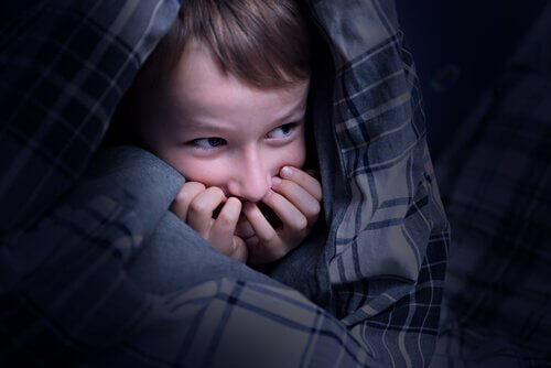 Criança se escondendo