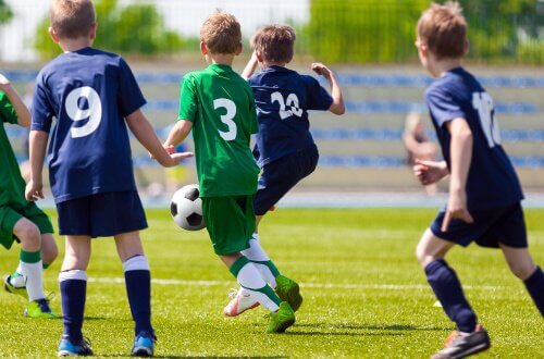 Meninos jogando futebol