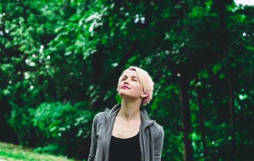 Mulher respirando ar puro na natureza