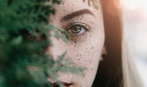 Mulher com brilho no rosto