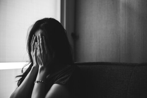 Mulher sentindo sintomas de ansiedade