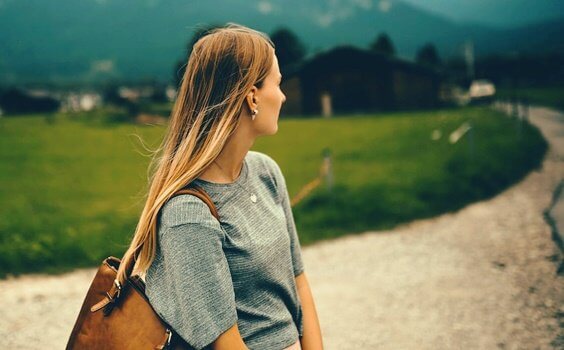 Mulher observando o caminho que percorreu