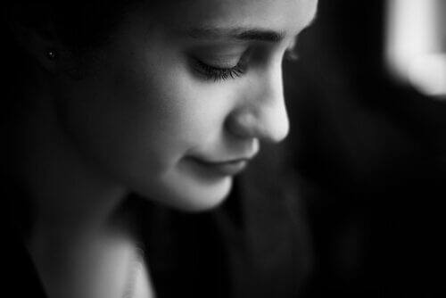 Mulher olhando para baixo