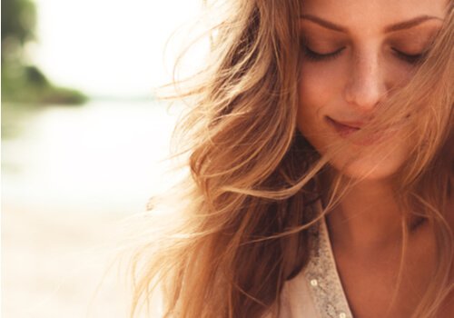 Mulher tranquila e feliz