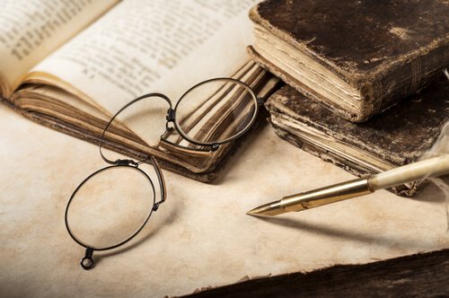 Óculos sobre livros antigos