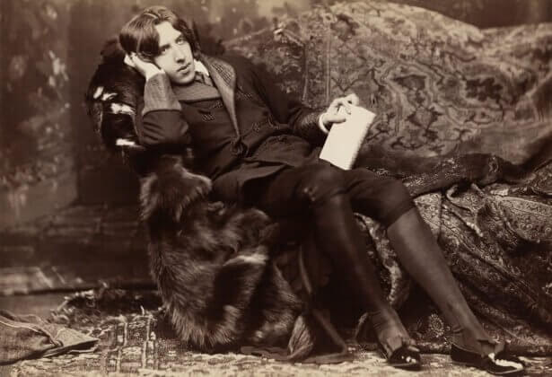 Oscar Wilde sentado em sofá