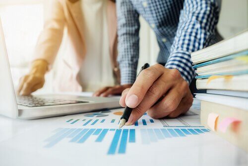 Pessoas estudando dados estatísticos