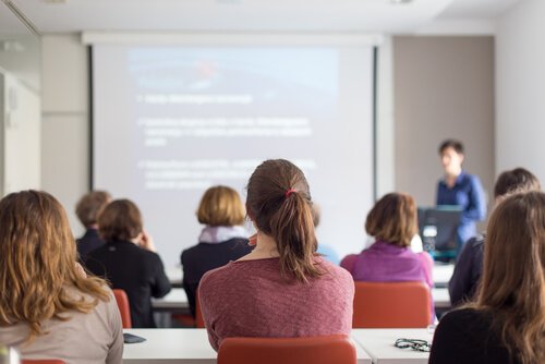 Alunos tendo aula na universidade