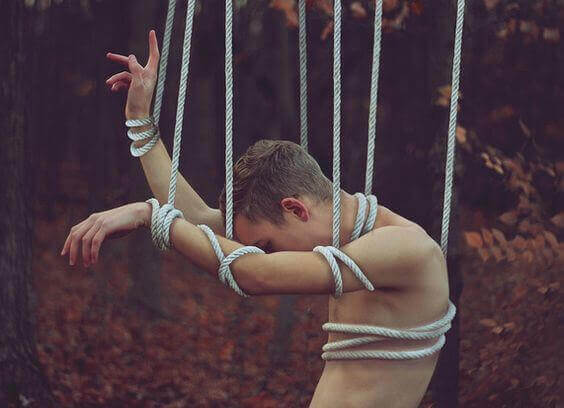 Homem preso por manipulação emocional