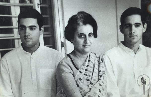 Indira Gandhi com seus dois filhos