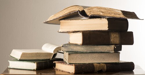 Pilha de livros antigos