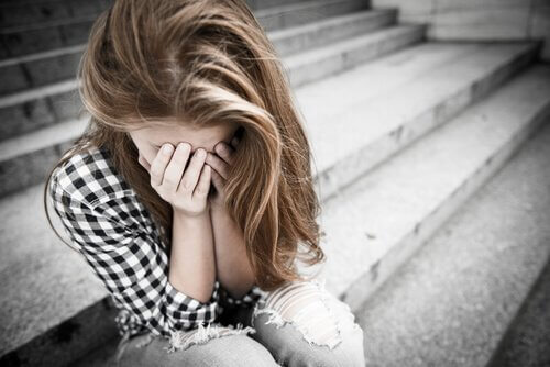 Menina com dependência emocional