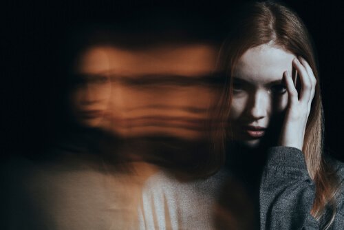 Mulher tendo alucinações paranoicas