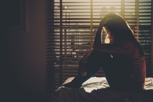 Jovem sofrendo de paranoia