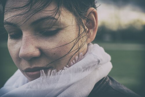 Mulher de olhos fechados se negando a ver