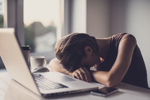 Mulher estressada no trabalho
