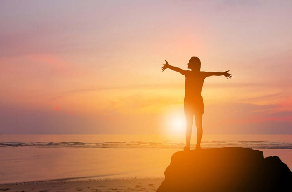 Mulher plena com suas conquistas