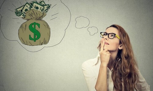 Mulher pensando em dinheiro