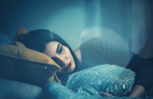 Mulher triste deitada na cama