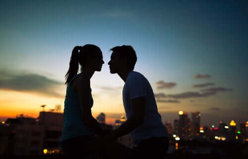 Casal se beijando ao pôr do sol