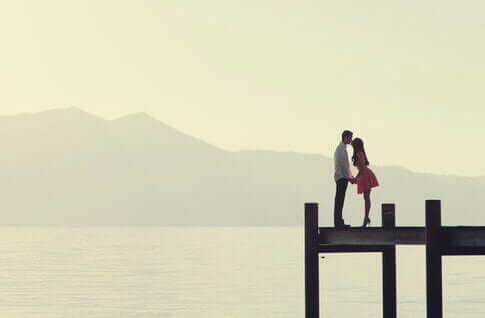 Casal se beijando em um deck