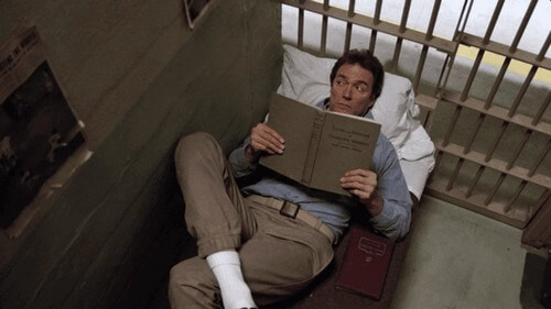 Prisioneiro lendo no filme 'Alcatraz: Fuga Impossível'