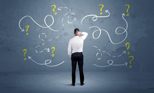 Homem cheio de dúvidas