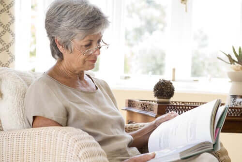 Senhora de idade lendo um livro