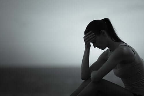 Mulher sofrendo pelo egoísmo no amor